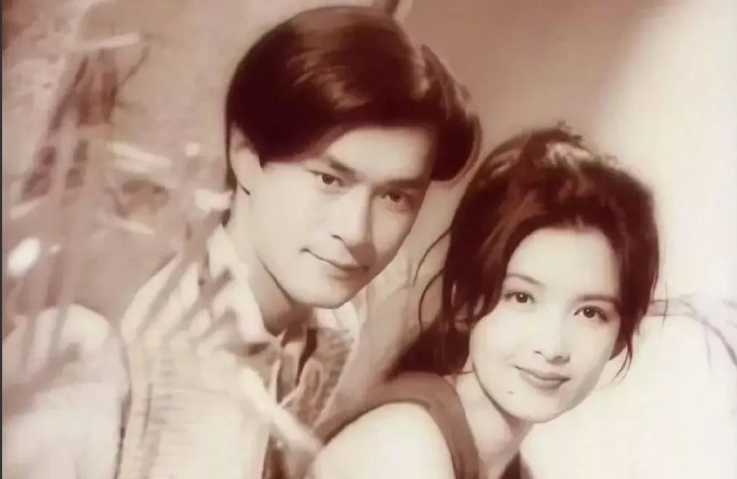 1994年，周慧敏到现场录节目，她拿出一张钞票，调侃一旁的古天乐：“给姐去买杯冰