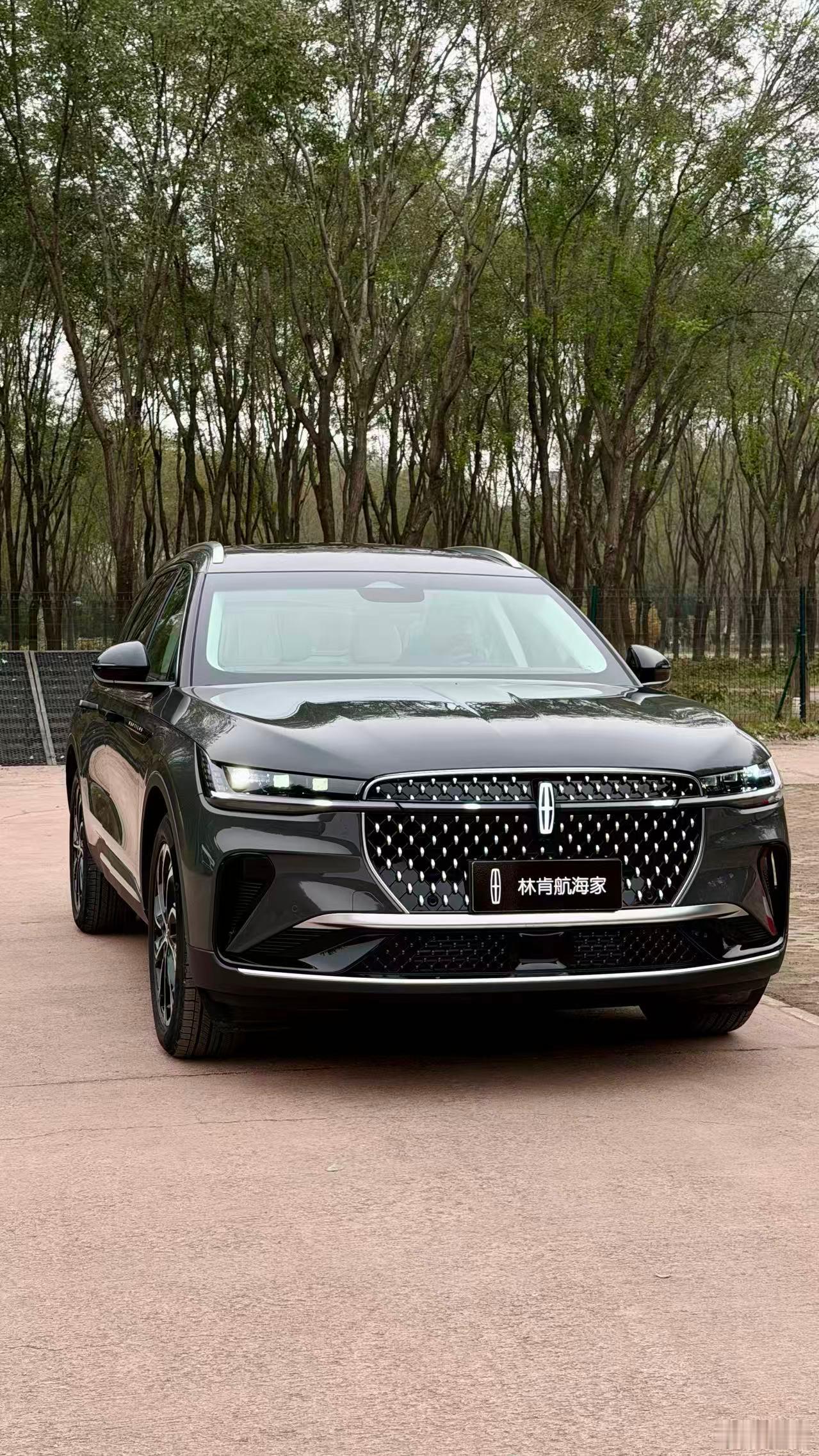 林肯航海家诠释了什么叫优雅永不过时～现在的内饰设计也非常符合消费者的审美。车身尺