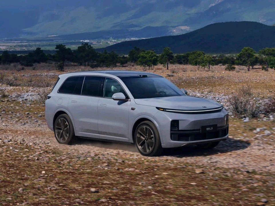 买新能源车，SUV是个很好的选择，我觉得有四个原因。首先，SUV空间宽敞。家里