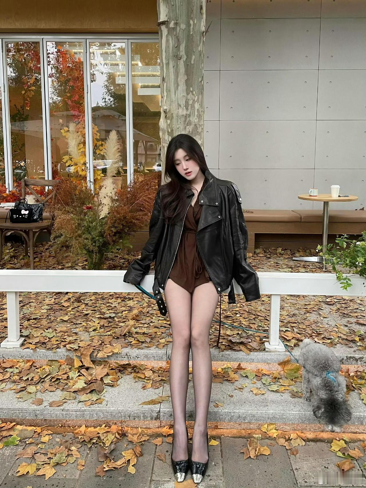 陪狗子玩当然要穿丝袜​​​