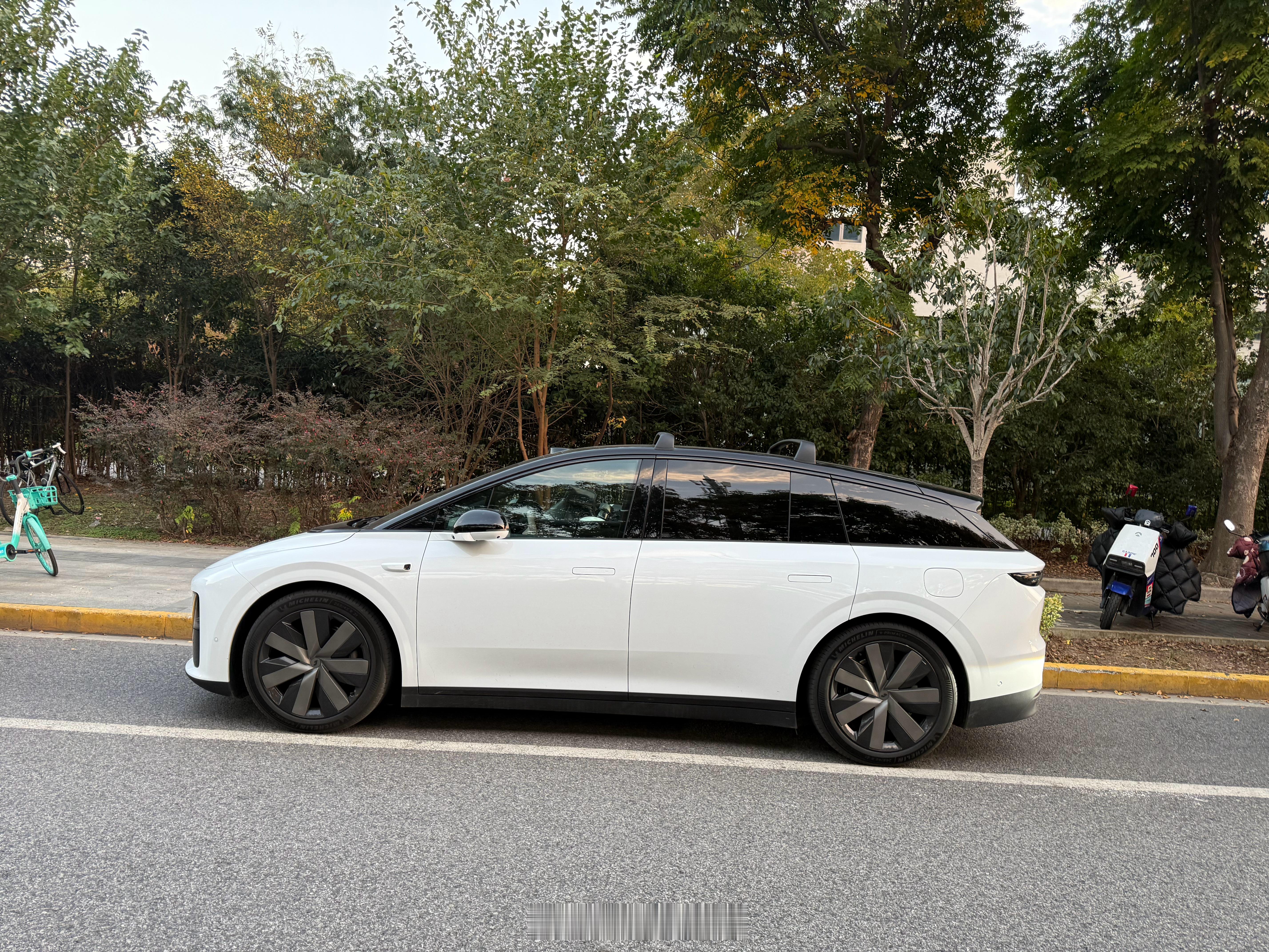 在等叫号，顺便写两句昨天试的理想i6整体上价格不算便宜，但东西确实不错，尤其是在