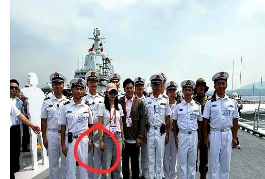 看到郭晶晶在航母上这张合影，我默默摸了摸自己手腕上的同款。她就穿着件白T