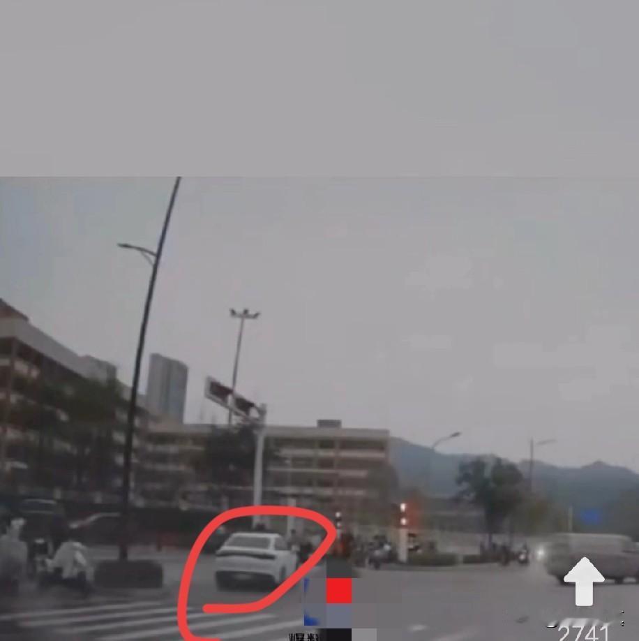 十堰市48岁男子驾车直接冲向人群,导致多名学生被撞飞,作案车辆曝光下午五点