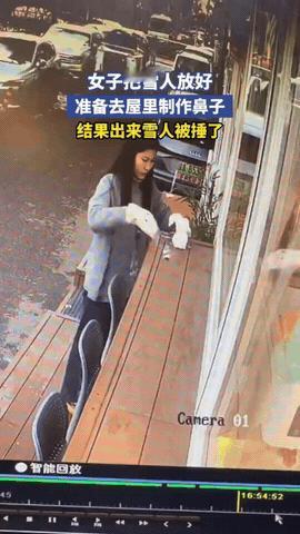 伤害性不高，侮辱性极强！北京，一姑娘在自家屋外的小桌子上精心堆了个雪人，她越看越