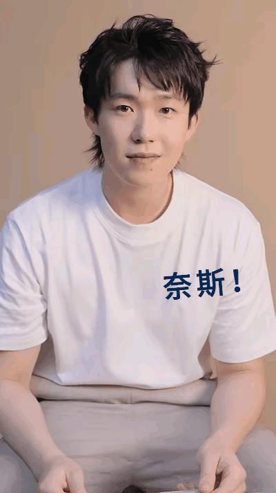 看了王楚钦的新官宣，才懂他不剪头发的原因！明天王楚钦要飞深圳，这小发型捯饬