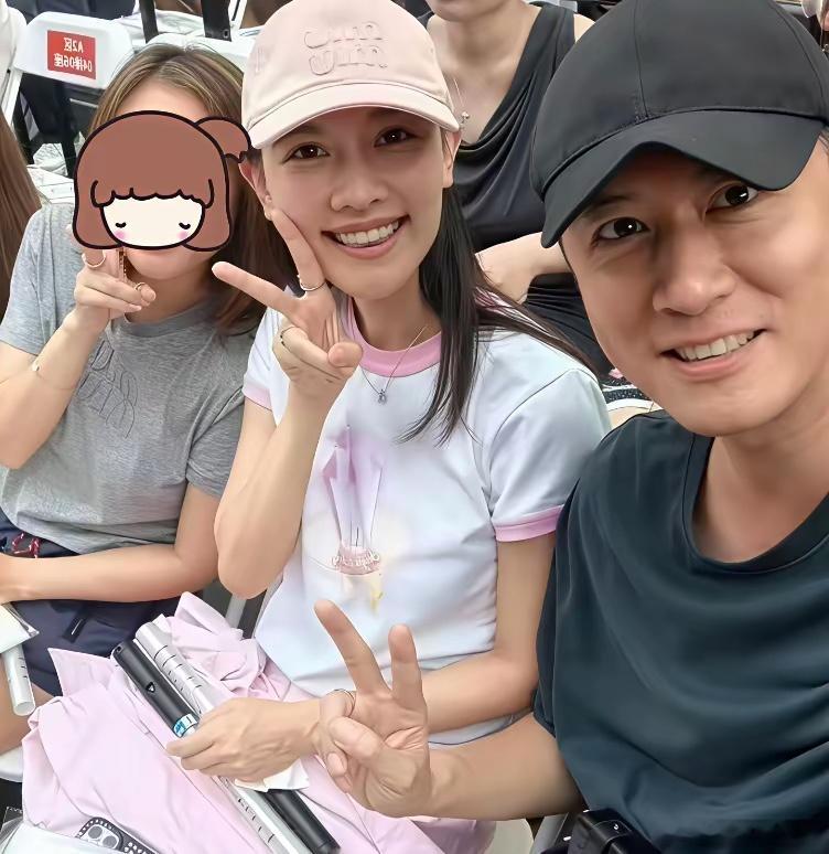 任重孙骁骁又带着女儿去光环逛街了，住在壹号半岛别墅的他们除了光环外，周围似乎也没