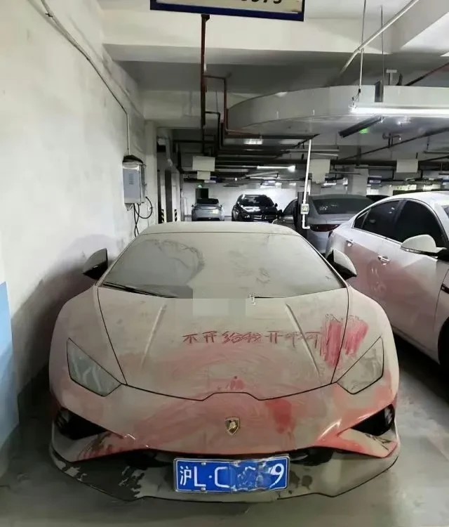 宁愿放在停车场里吃灰，也不开出来溜达，真不知道这车主咋想的？