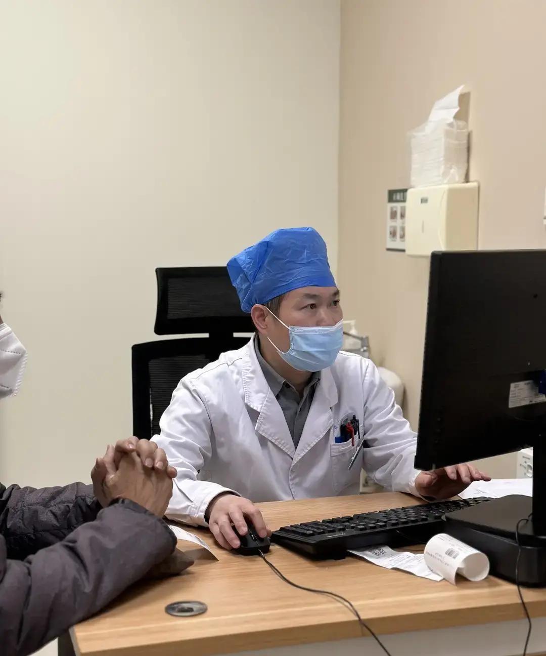 刷到个段子笑出声。一男子头昏血压高去医院，验血后医生瞄一眼报告先开口：幸好你来