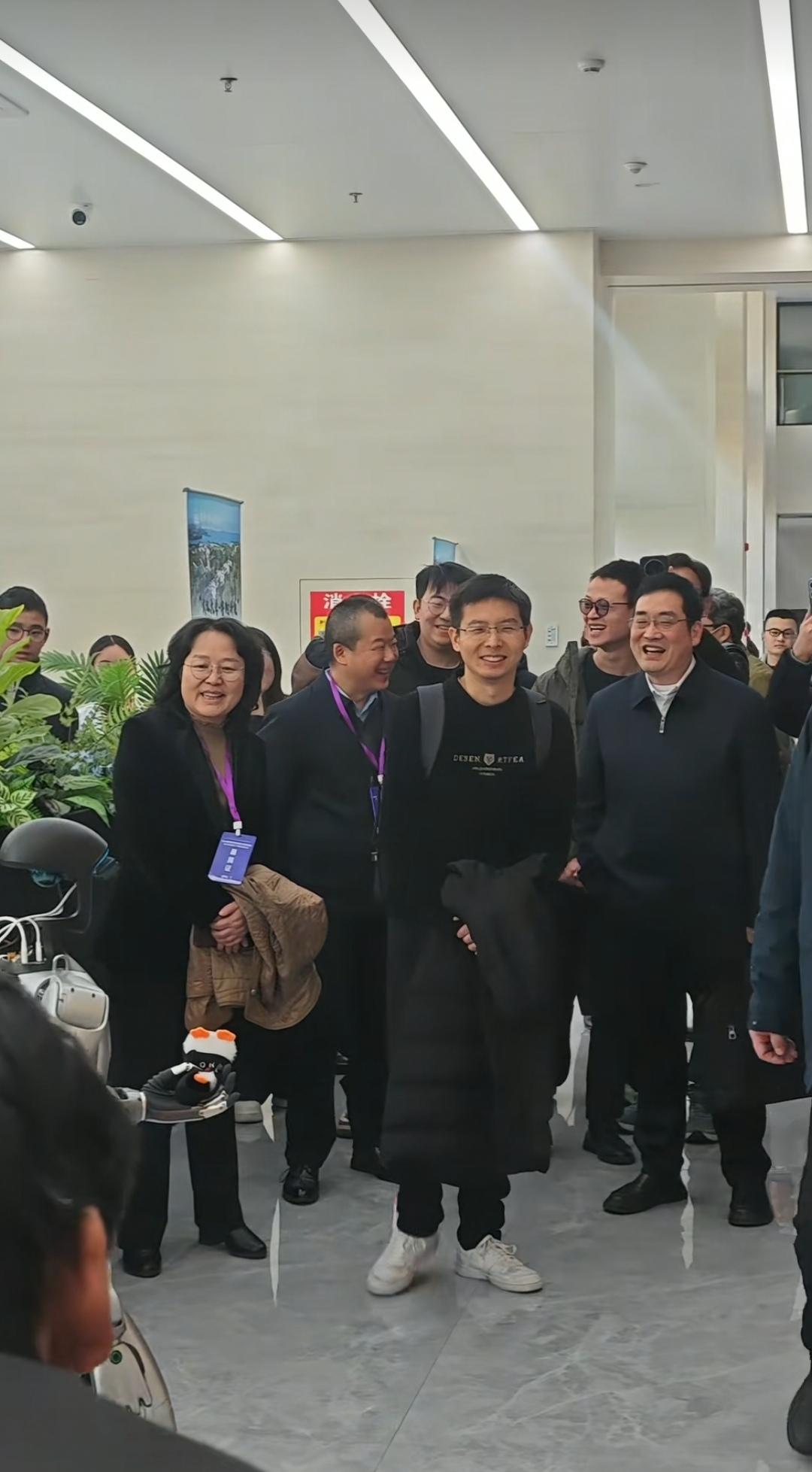 12月28日，王兴兴去武大交流了，在工作人员的陪同下参观，看到武大研发的机器人很