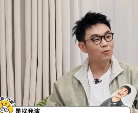 大鹏对白客说：“你知不知道最早《万万没想到》是找我演。”白客：“我真不知道，但找