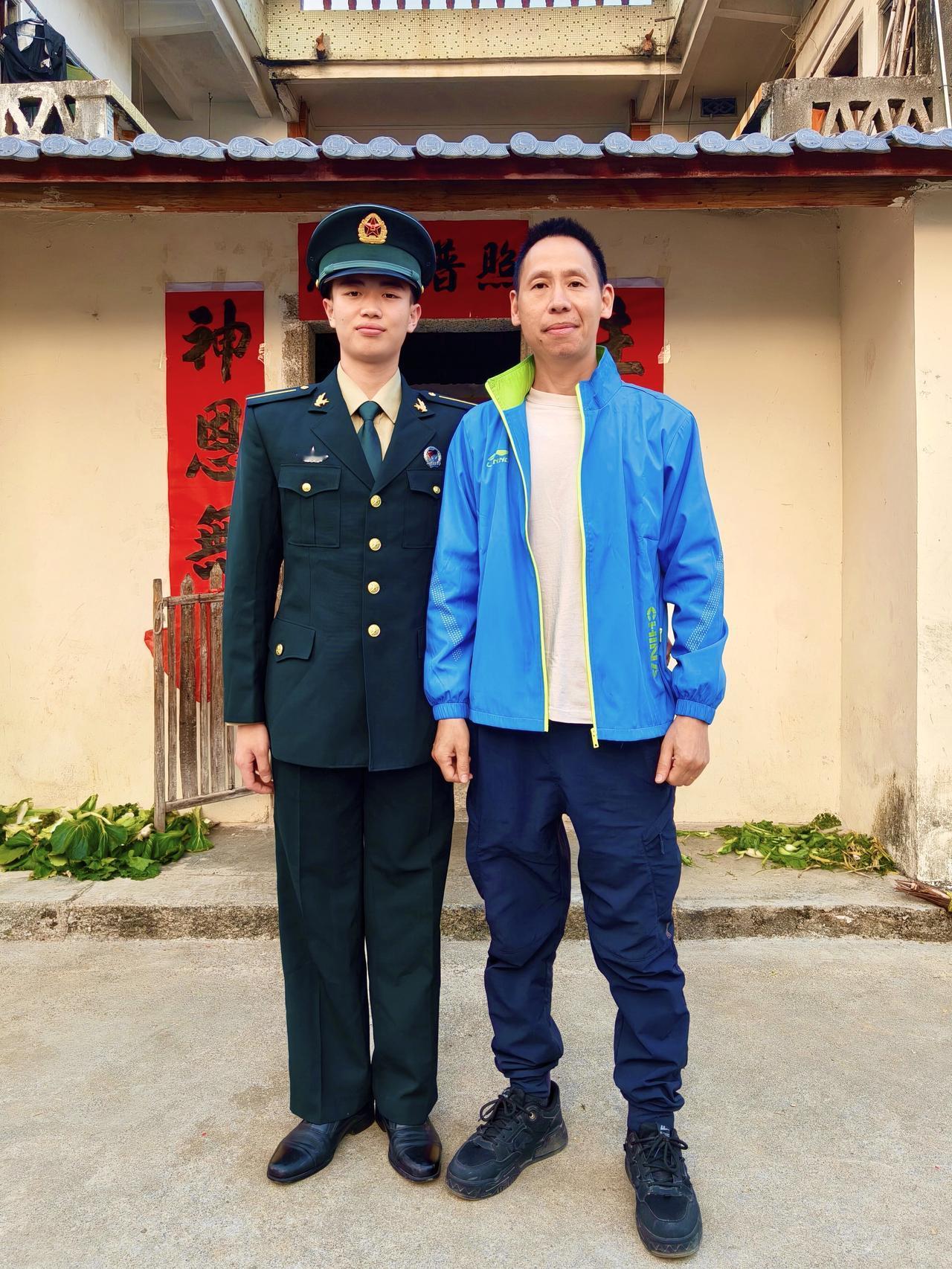 一人当兵，全家光荣！家族中的晚辈服役中国人民解放军火箭军，并考入了军校，现在成了