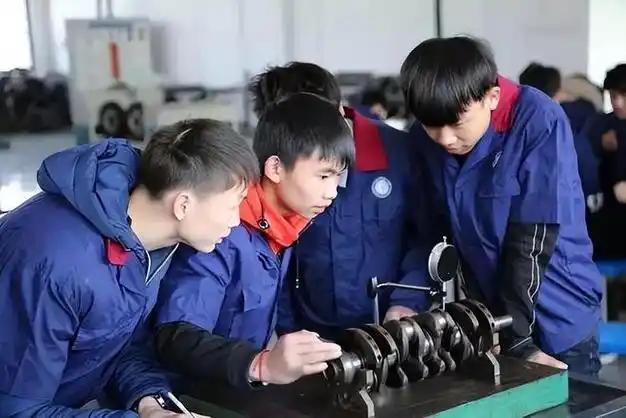 中央亮剑了，十五五规划直接把"遮羞布"扯了下来，5000万大学生，满大街的本科文