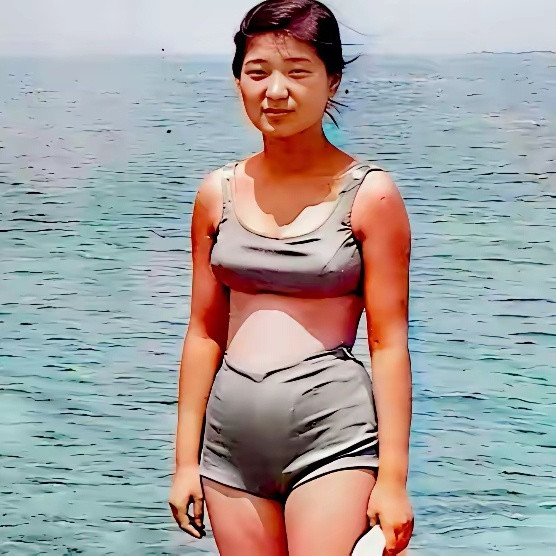 历史1967年，15岁朴槿惠穿着泳装，站在浅海里拍照留念