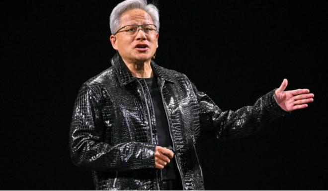 黄仁勋这次怕是笑不出来了。他大概也没料到，美国商务部刚宣布全球禁用华为昇腾AI芯