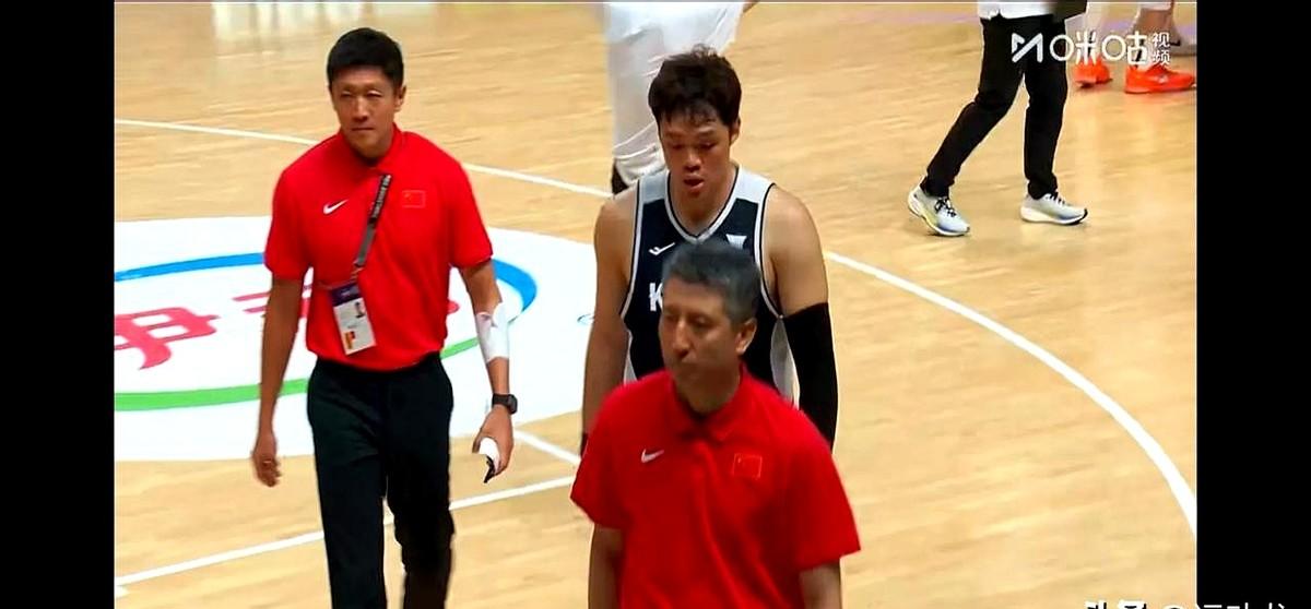 79-71！哨响那刻，郭士强没笑，脸绷得像刚擦过的篮板。韩国三分24中3