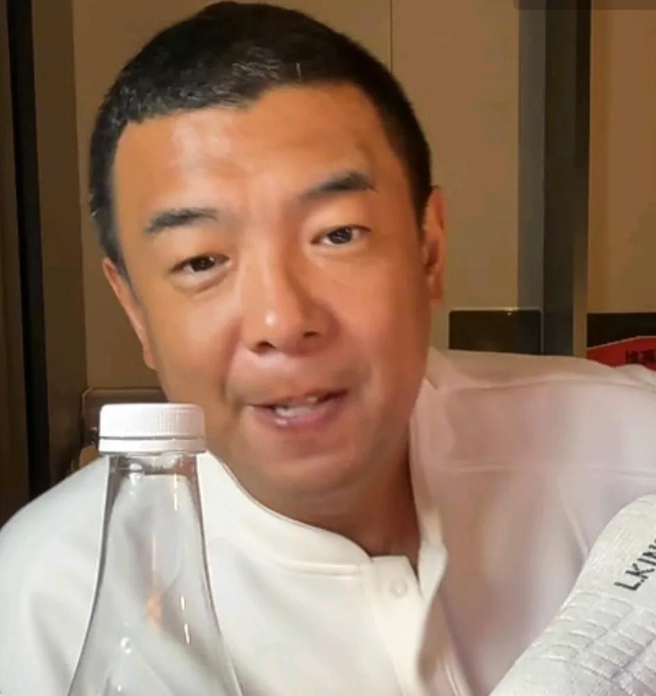 徐亮在直播间爆了一个料。他表示，其实足球圈内的人，董路看得上比较尊重的或者关系