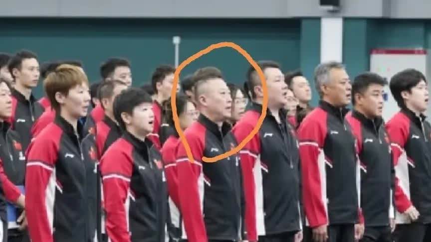 大家看国乒运动员的合照，其中一个人格外引人注意！看到的第一眼，马琳竟然烫头了
