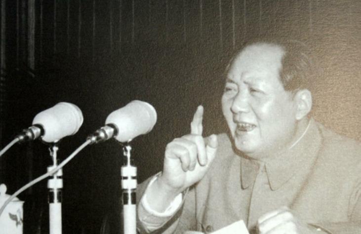 1958年金门炮战前，主席紧急会见叶飞上将，在听完叶飞的战略部署情况后，主席语重