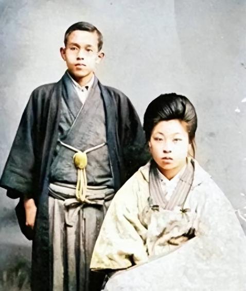 1936年12月，在鲁迅母亲的八十岁寿宴上，周建人的大儿子周丰二举起刀，走向自己