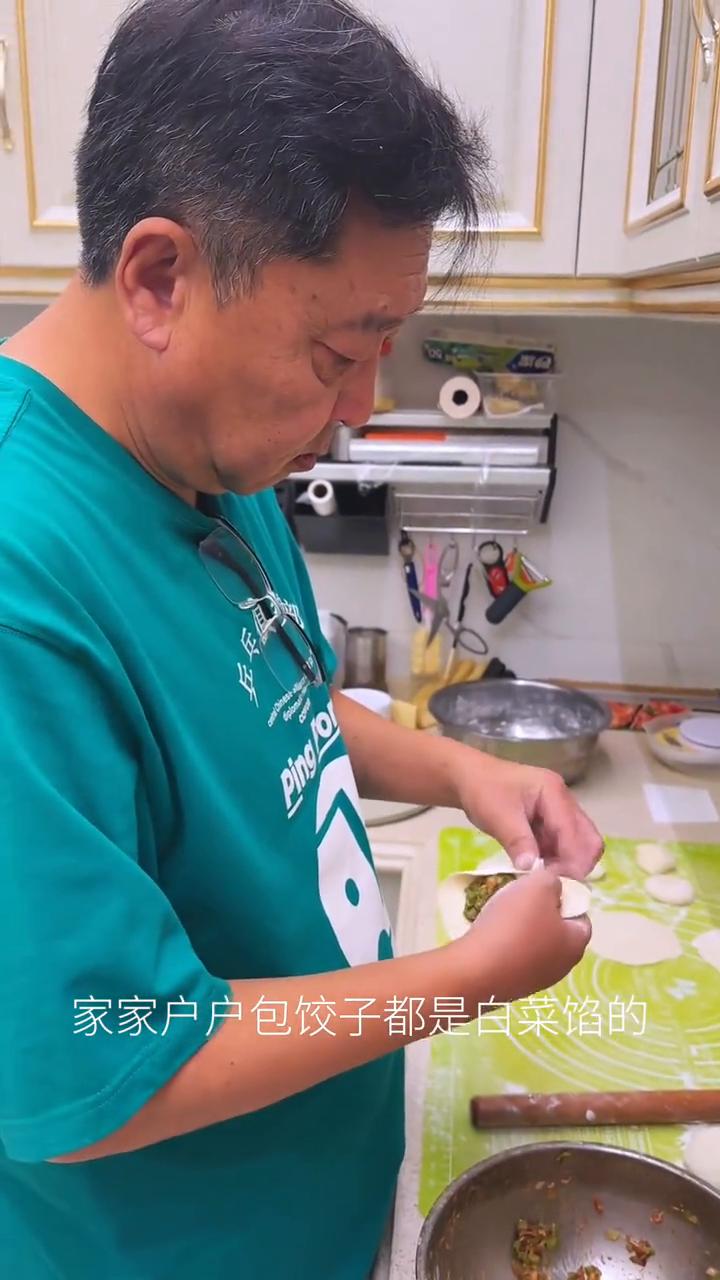 家家户户包饺子都是白菜馅的。·整颗的大白菜剁成碎末，先搁在盆里边放上盐杀着，等