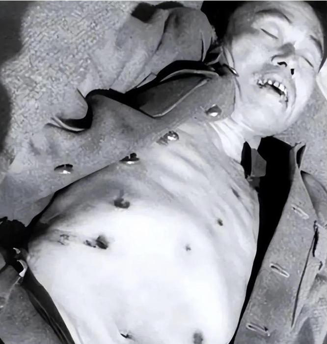 1949年，淮海战场，为了找到“邱疯子”邱清泉的遗体，解放军把已经埋了的敌人