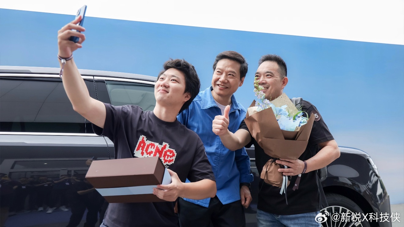 #雷军为上海澎程车主交车#雷总真的是一点架子都没有。没有简单露个脸拍两张照就完事，而是实实在在跟提车