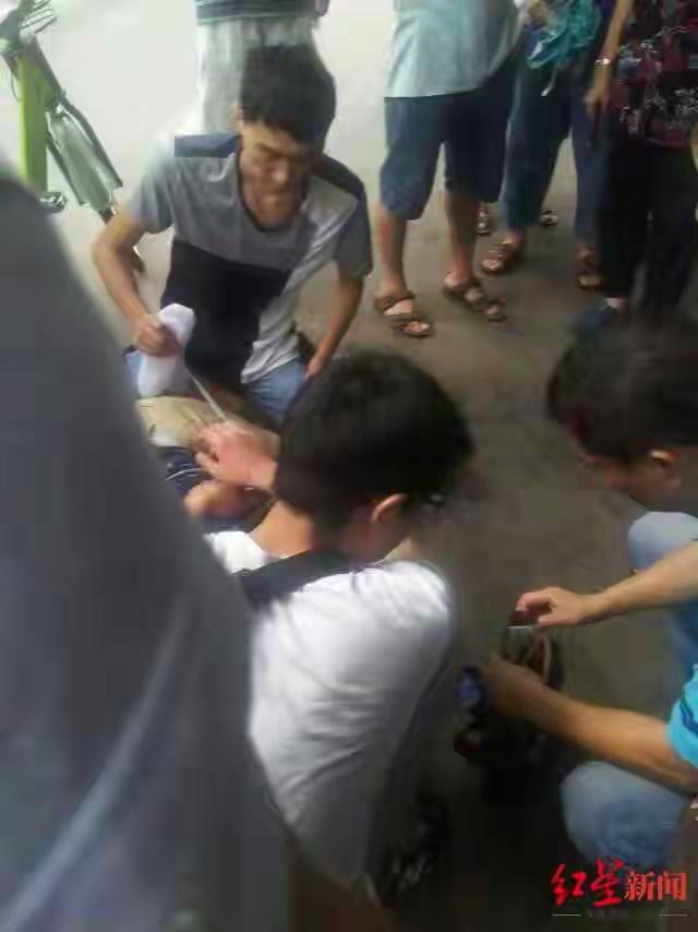 32岁程序员周末晕倒后猝死，抢救期间曾被拉入工作群，工伤申请已被受理。在这个