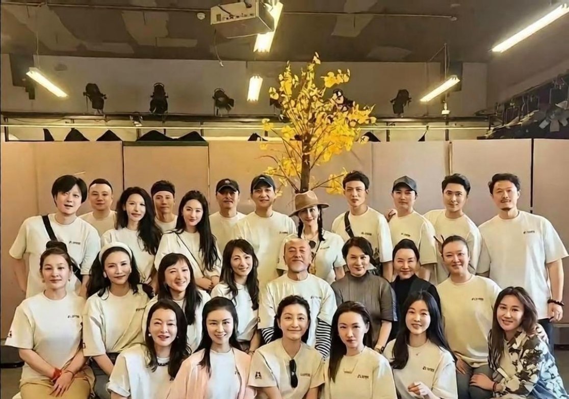 刘亦菲同学大聚会，别人都老了，她还那么年轻，跟吃了防腐剂似的​​​