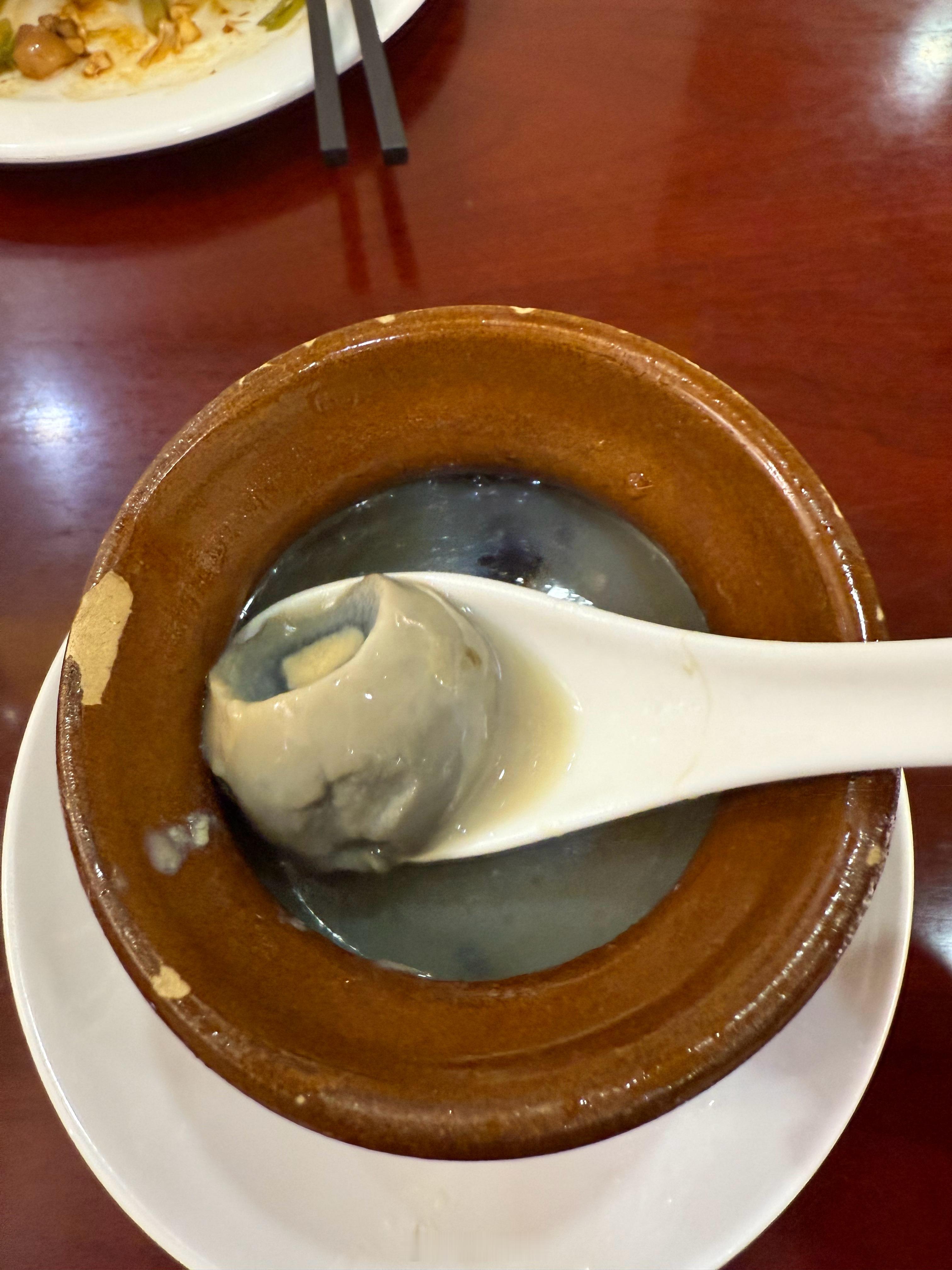 和我想象的不一样啊[捂脸哭]“皮蛋肉饼汤”还真就是一碗汤+一整个皮蛋+一块肉饼一起