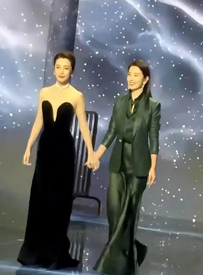 李冰冰的身后，有一个神秘人物，那就是她的妹妹：李雪。她比李冰冰更加高级耐看