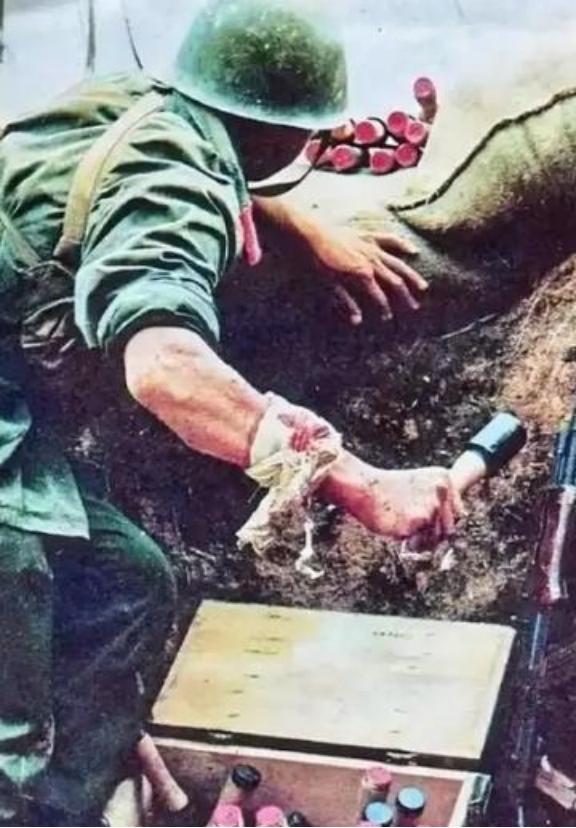 1984年，一22岁战士误闯入一个山洞，他发现里面竟都是女人，然而就在战士摸出手