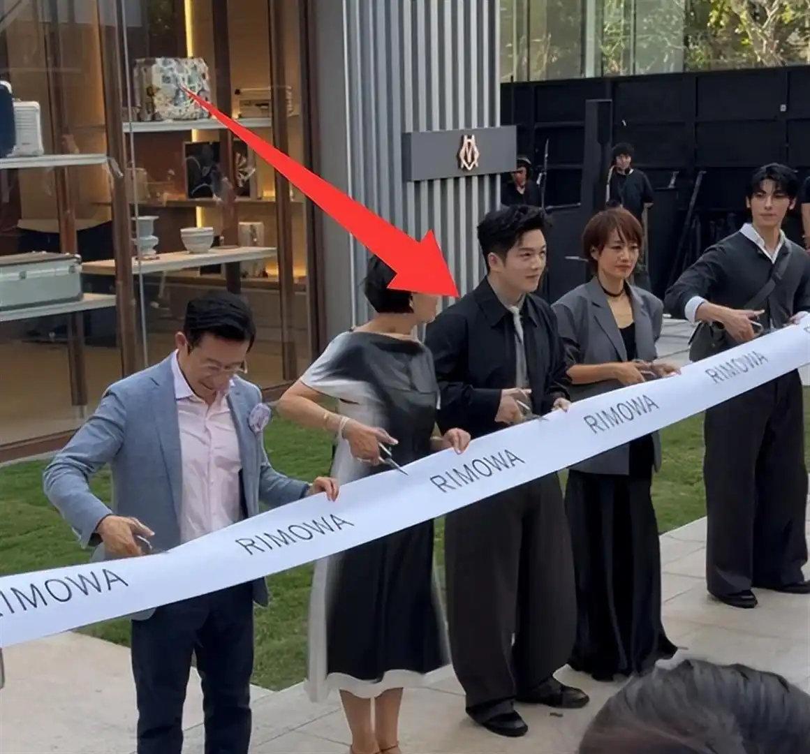 上海这剪彩活动，把内娱咖位逻辑掀了个底朝天，C位无人敢争，马伊琍靠边站，许光汉排不上号​