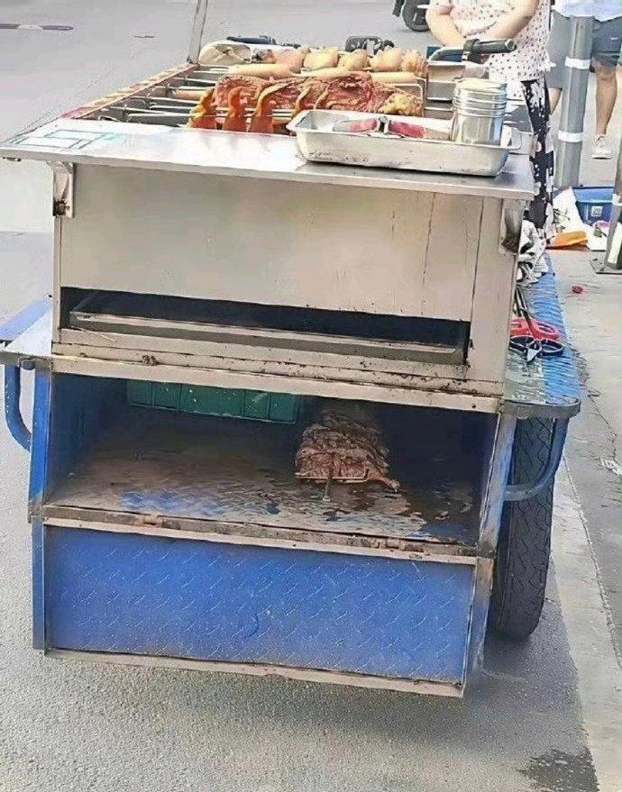 今天在街边看到这一幕，我承认我整个人都凌乱了……🤯第一眼看过去，以为是生意