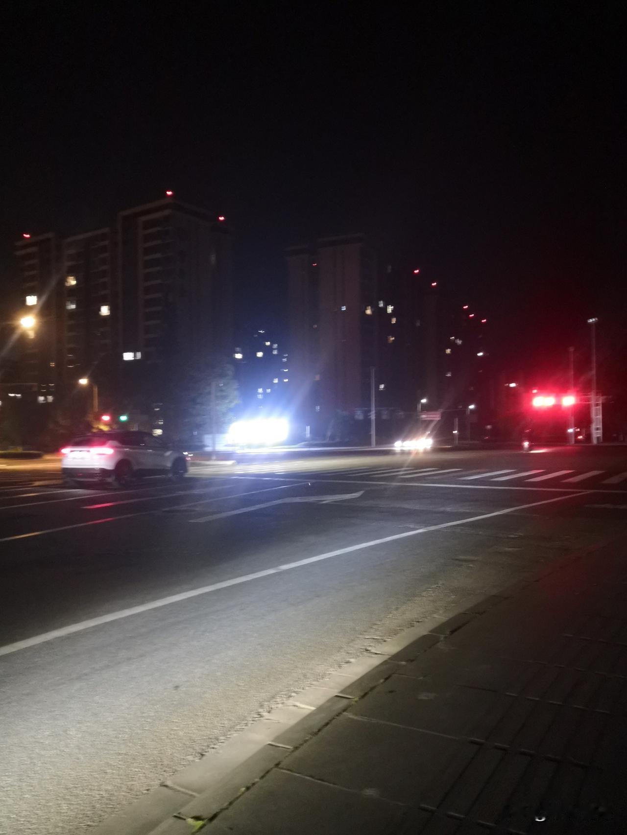 生活在农村是很美丽的一面，农民有的时候在烧秸秆，有的时候还是响应空气污染的号召，