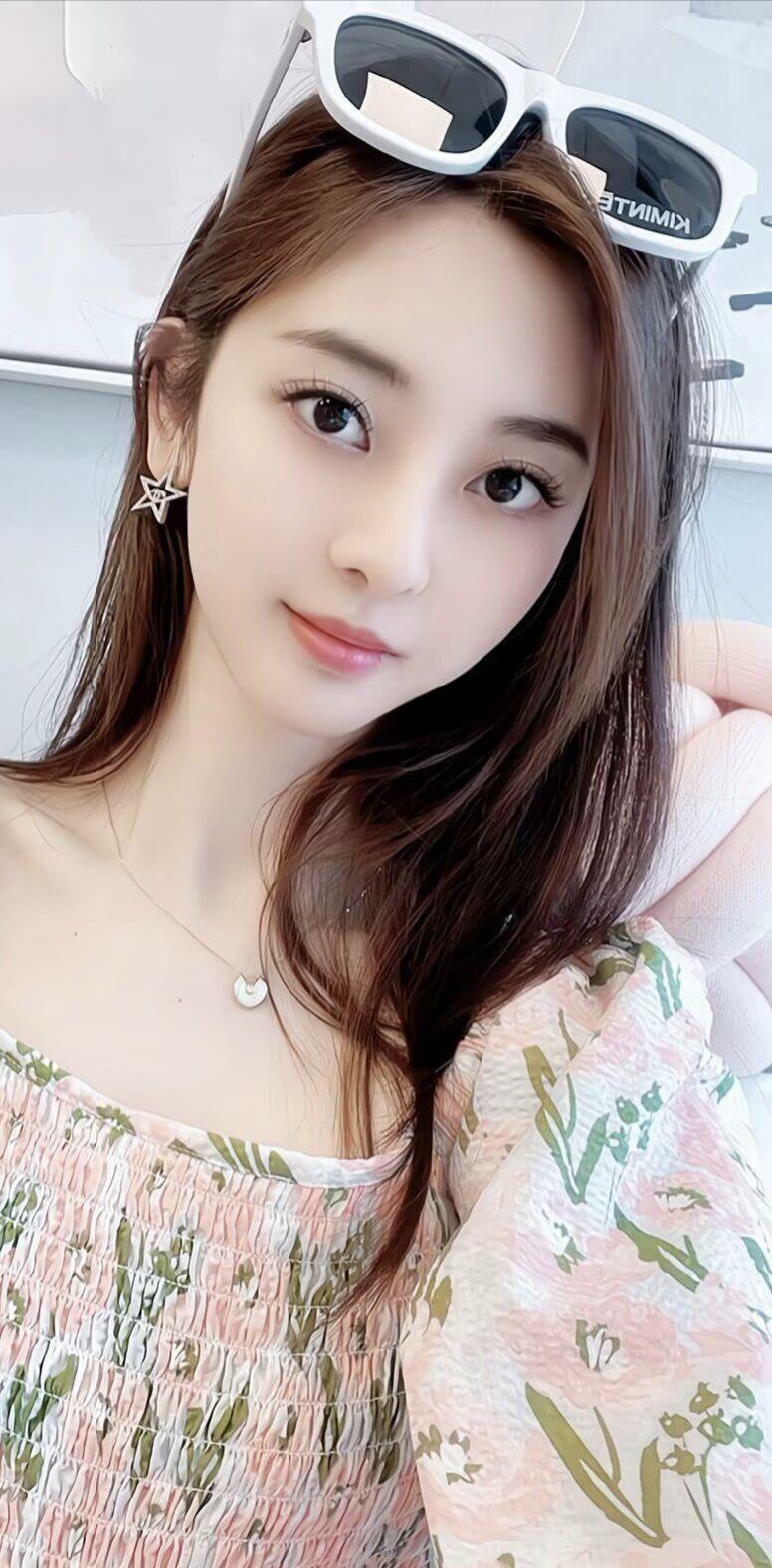 笑话：从前有个小偷，去一家偷东西。这家夫妻俩人睡着正香呢。小偷站在床边拿东西，这