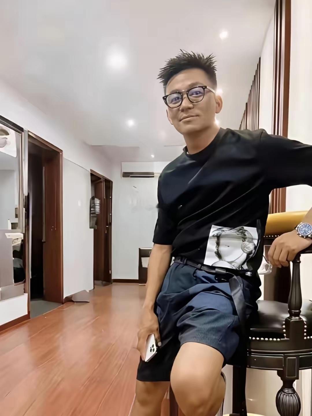 王宝强的家好寒酸啊，低保居然不镶金，就一个普通的木头、起码买个大理石啊？