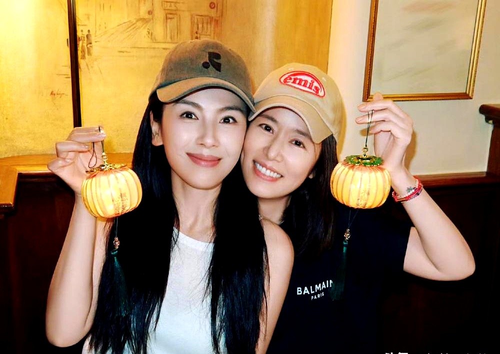 林心如在米兰一把搂住刘涛，嘴唇直接贴上侧脸亲了一口。这张合照扯下了名利场的遮羞布。在连发朋友圈都要算