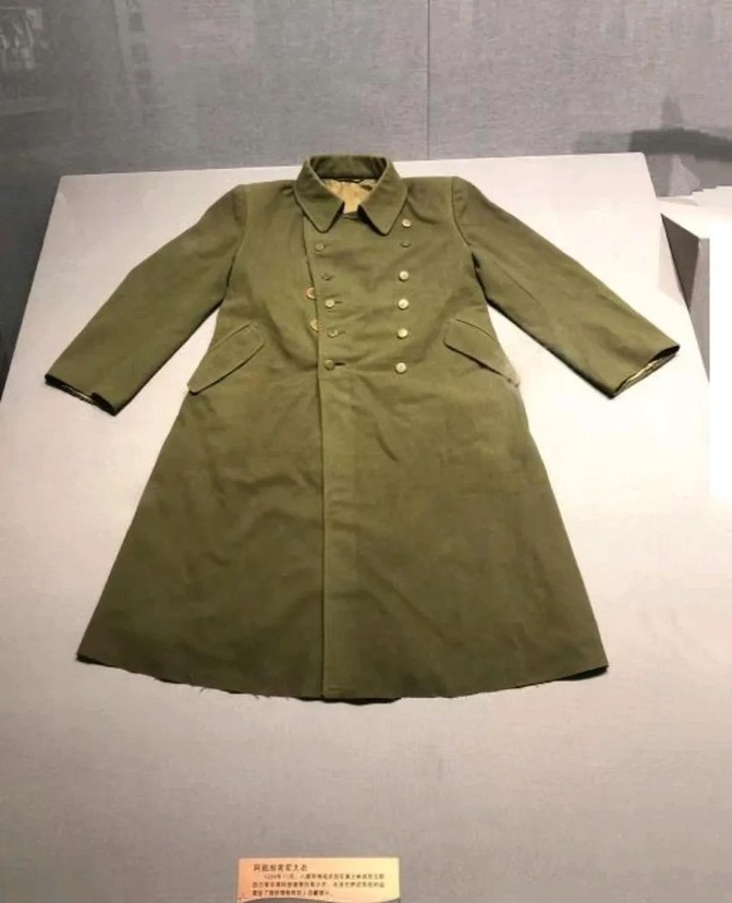 1939年，一个八路军连长在战斗中缴获一件日寇军大衣，拿到首长面前炫耀。不料，首