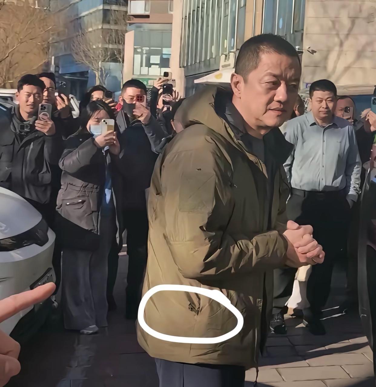 李亚鹏那身衣服，真没必要过度解读！大伙盯着李亚鹏穿的“破洞”棉服，实则不然，