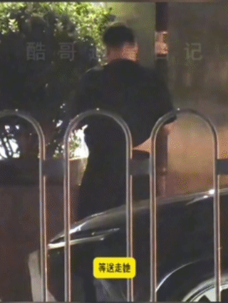 车澈道歉车澈道歉了他的槽点不止是随地小便还有和女性举止有点亲密了​​​