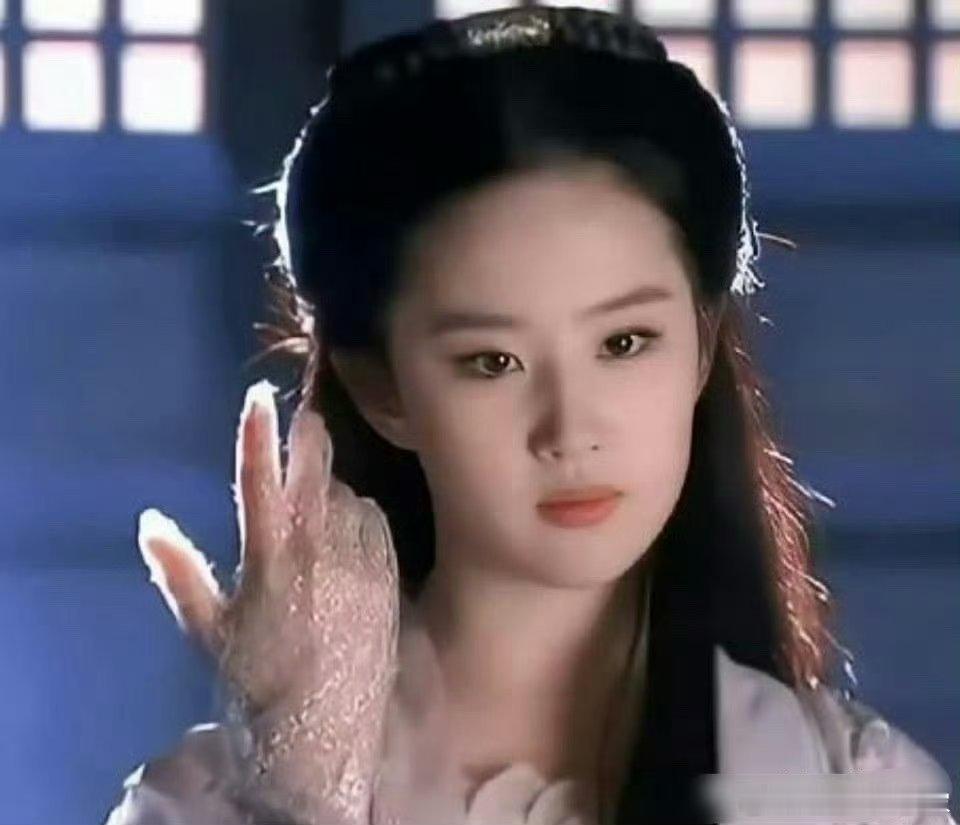 据说当年这部剧刘亦菲这个手套，是她妈妈用透明银丝线纸织出来的​但是当时只顾着