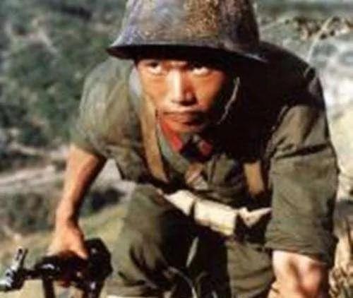 1984年4月，老山前线，战士黄登平正在站岗放哨。突然，他发现黑夜中闪过十几个人