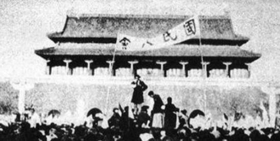 1969年末，中央打算拆掉天安门广场再重新建设，然而在施工的时候，工人们在旧天