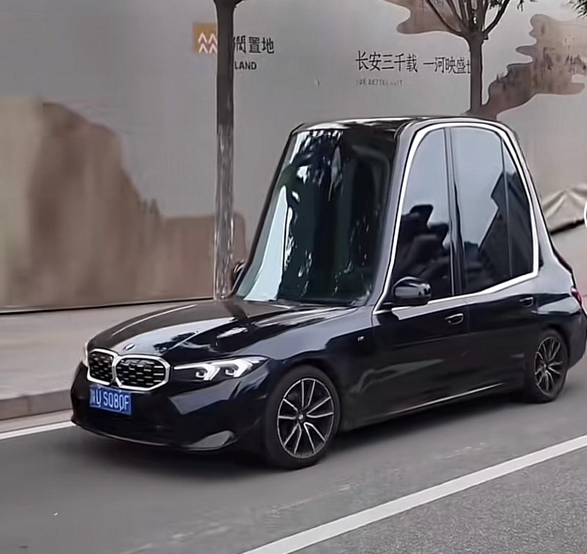 哈哈哈，笑死我了。我眼花了，还以为是谁的水鞋跑了。原来是一辆车。这车开着不