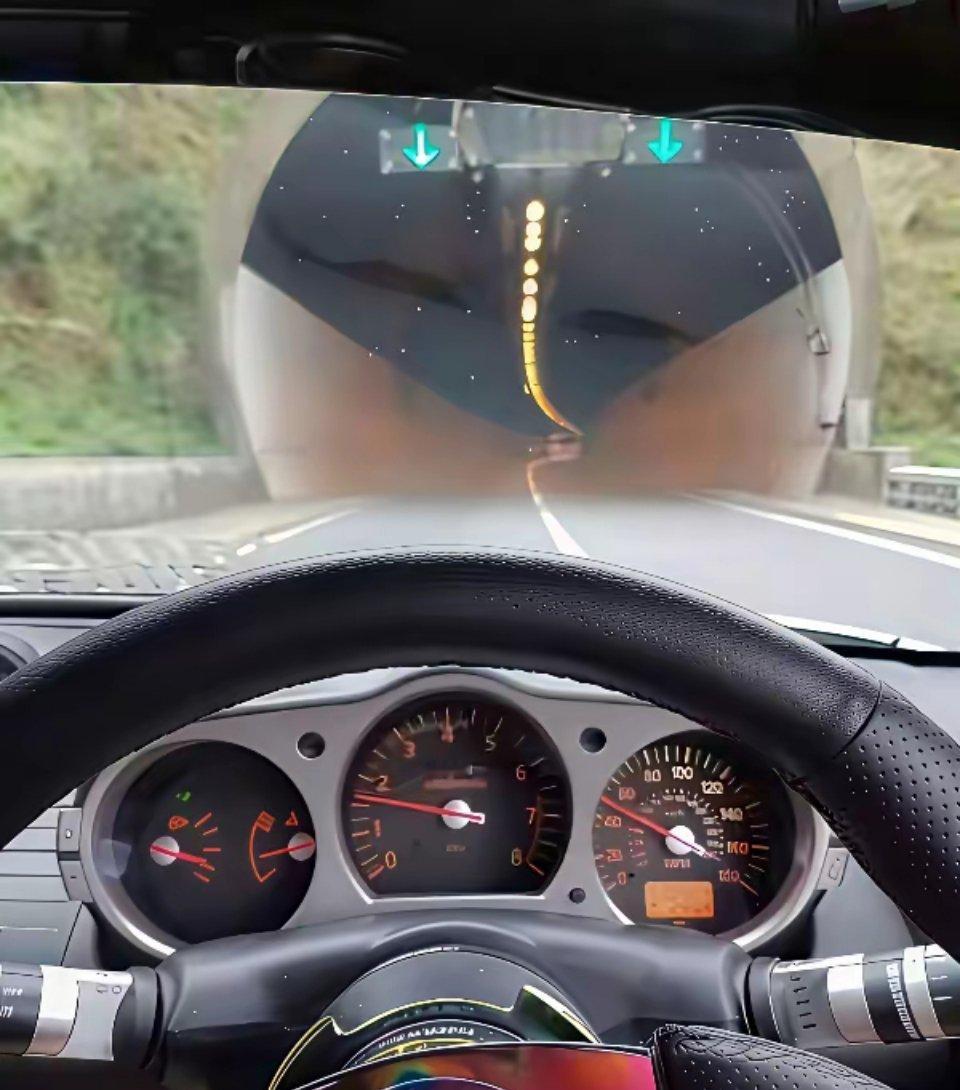 把手机移到远处看，你看见了什么？