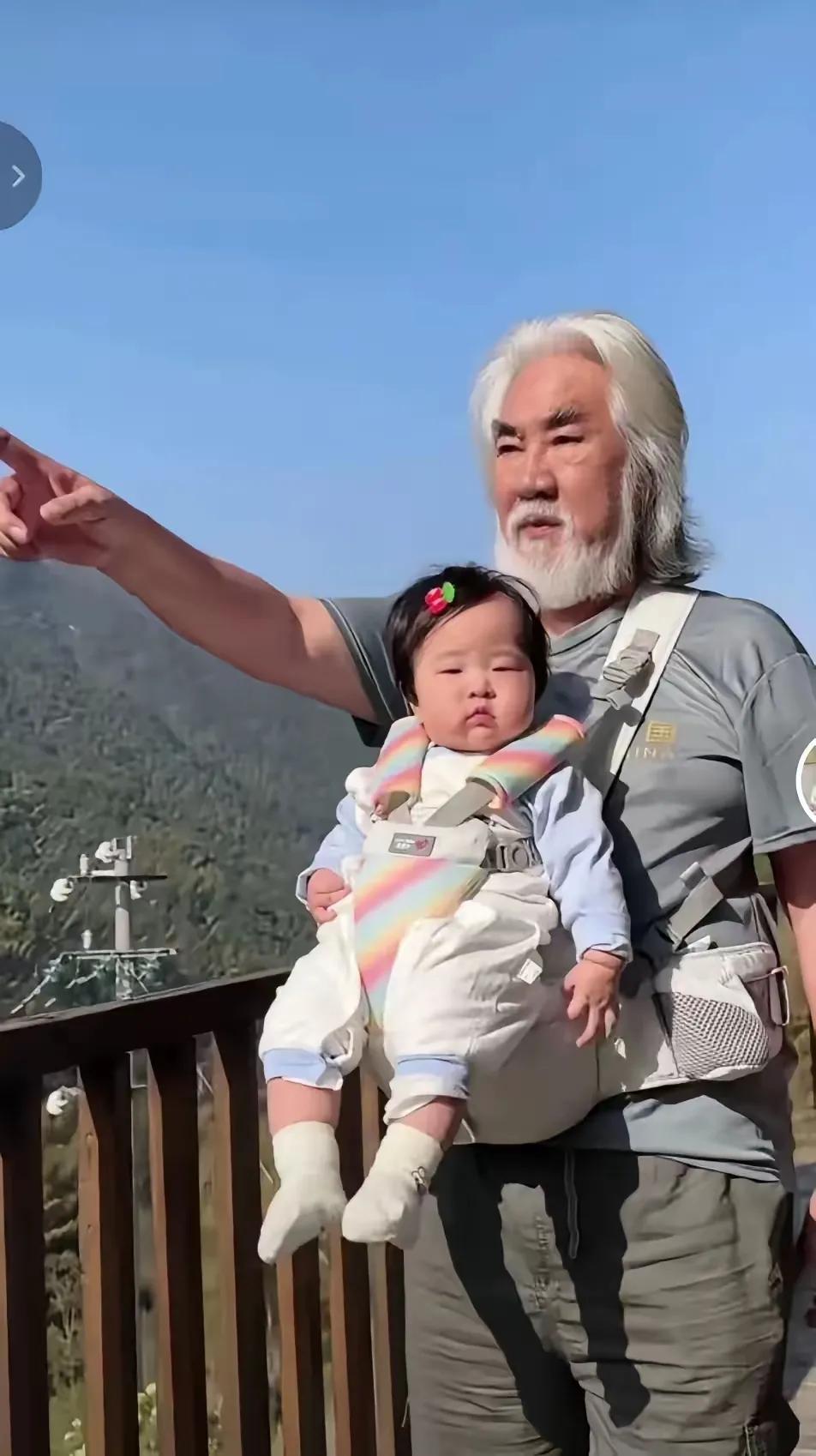 张纪中最小的女儿现在1岁了，去年生的。现年74岁的张纪中身体很好，别看着显老，如