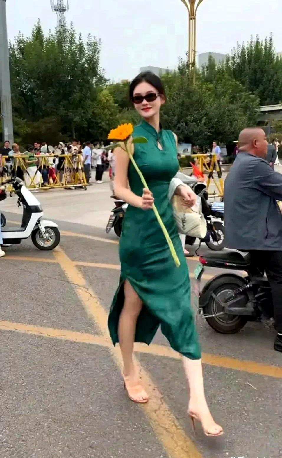 一位18岁女孩的妈妈因陪考引发关注，她颜值气质出众，每天穿不同颜色旗袍，身材保持