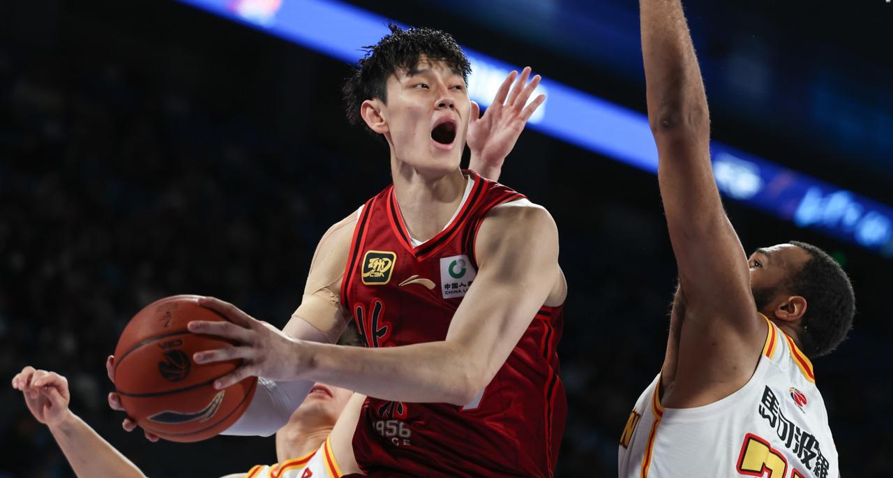 中国男篮进入NBA的第二人正式前往篮网，积极备战新赛季！就在上个月的七号，曾凡博
