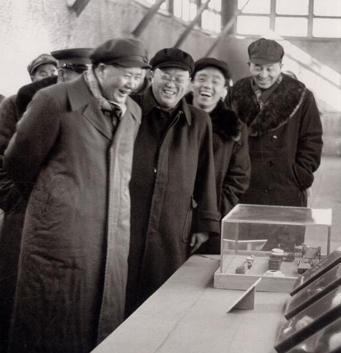 1951年11月，毛主席视察天津，参观华北城乡物资交流会。毛主席身后三人都是谁？
