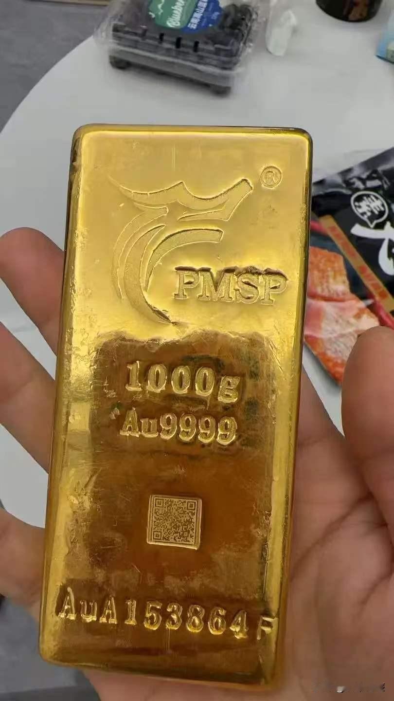 太憋屈了！广东深圳，女子碰上一个大客户，一口气要买80万黄金。一向谨慎的她仔细核